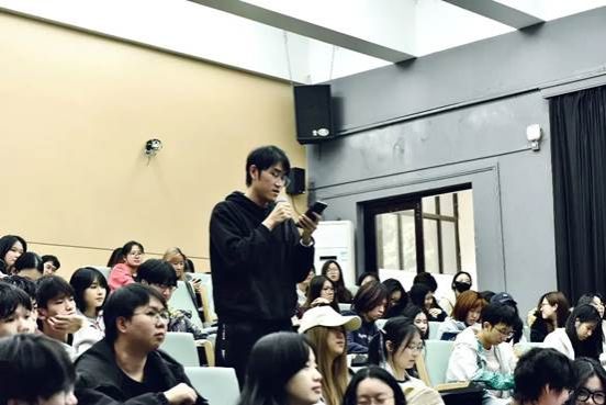 会议室里的人们 AI 生成的内容可能不正确。