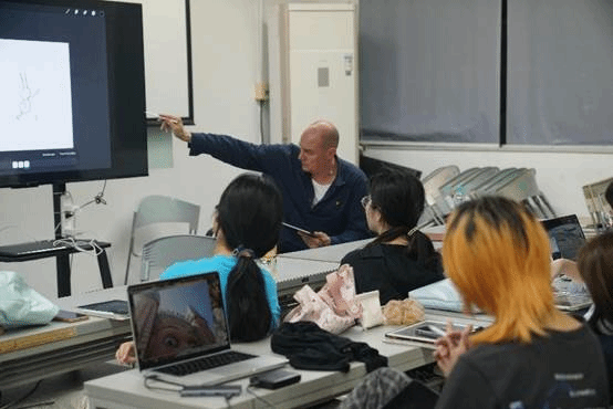 男人和女人在电视前 AI 生成的内容可能不正确。