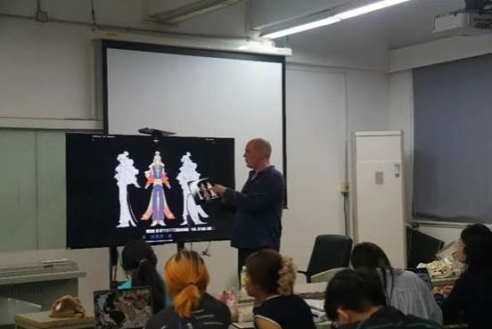 人们在看台上的人在房间里 AI 生成的内容可能不正确。