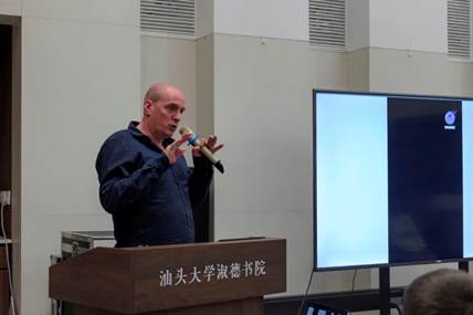 男人和女人在电视前 AI 生成的内容可能不正确。