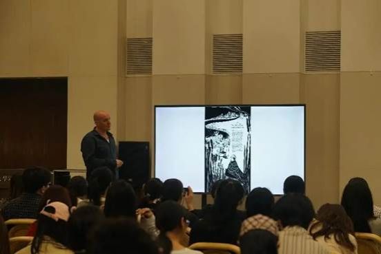 会议室里的人们 AI 生成的内容可能不正确。