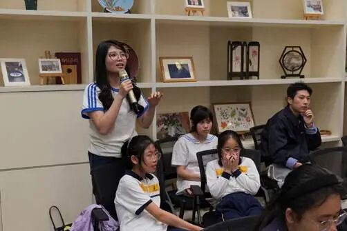 小孩们在吃东西的一群人 AI 生成的内容可能不正确。