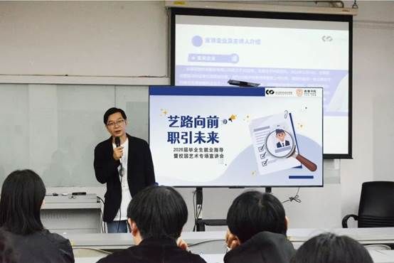 一群人在台上演讲 AI 生成的内容可能不正确。