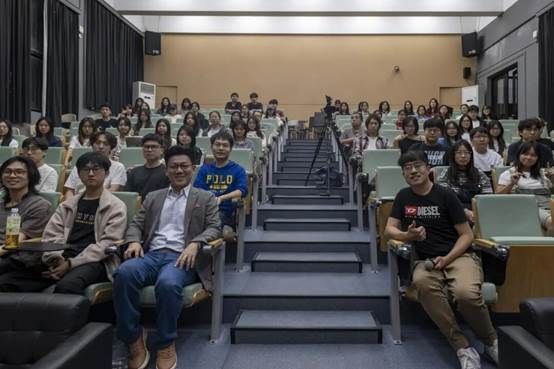 会议室里的人们 AI 生成的内容可能不正确。