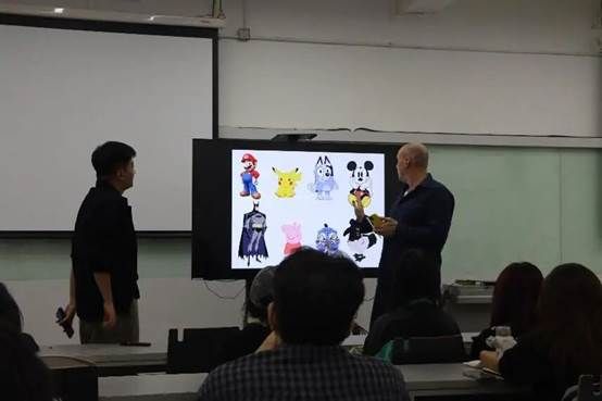 一群人在房间里的电视 AI 生成的内容可能不正确。