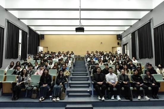 会议室里的人们 AI 生成的内容可能不正确。