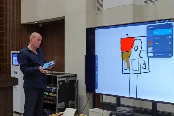 人站在电视前 AI 生成的内容可能不正确。