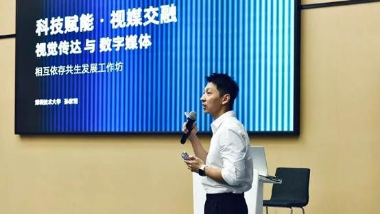 人站在电视前 AI 生成的内容可能不正确。