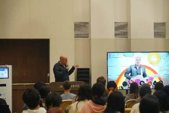 人们在看台上的人在房间里 AI 生成的内容可能不正确。