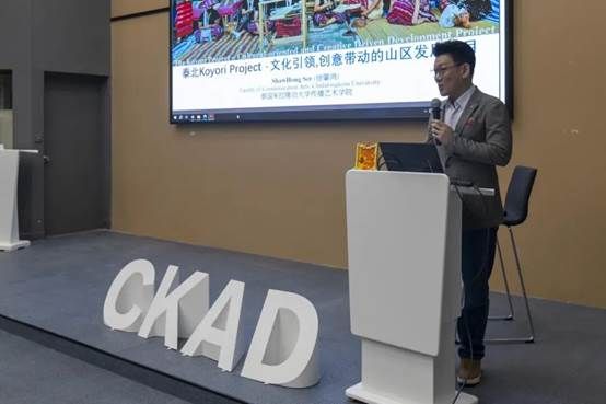 人站在电视前 AI 生成的内容可能不正确。