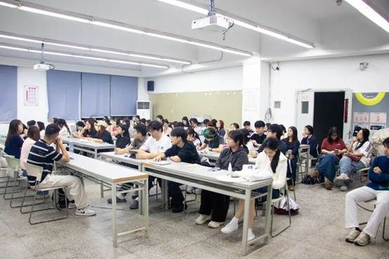 会议室里的人们 AI 生成的内容可能不正确。