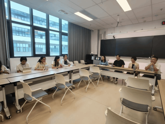 图片包含 室内, 天花板, 桌子, 窗户 AI 生成的内容可能不正确。