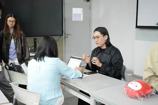 一群男人和女人在桌子边 AI 生成的内容可能不正确。