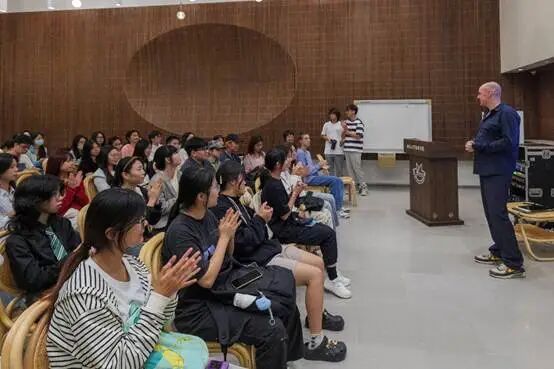 人们在看台上的人和人群 AI 生成的内容可能不正确。