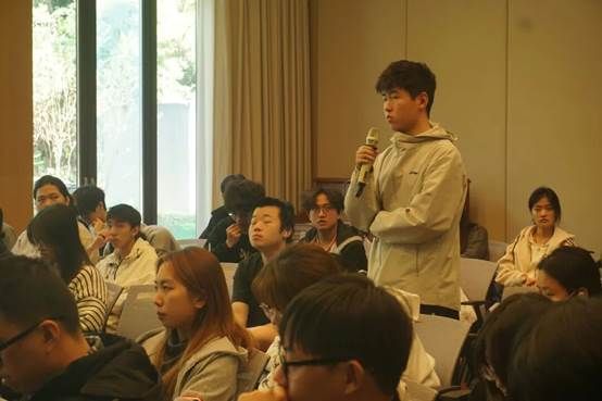 一群人坐在房间里 AI 生成的内容可能不正确。