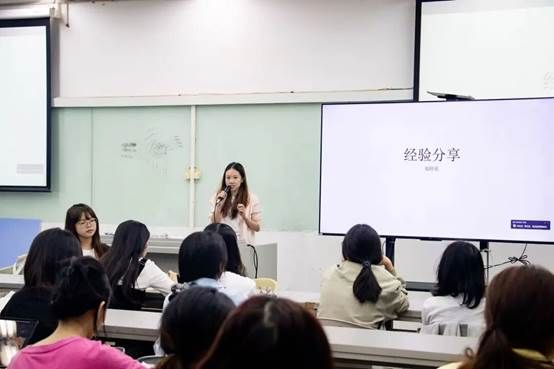 一群人在观看女人在房间里 AI 生成的内容可能不正确。