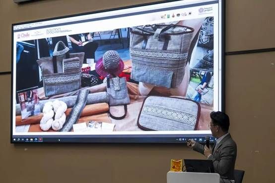 桌子上摆放着广告卡片和电脑 AI 生成的内容可能不正确。